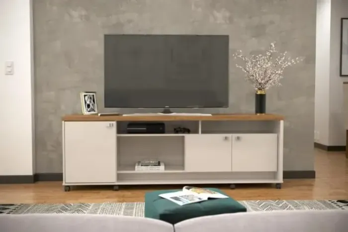 Linda Bancada Dallas Com Rodizios 1.80 Off White Para Tv De 65 Polegadas - Em Oferta 