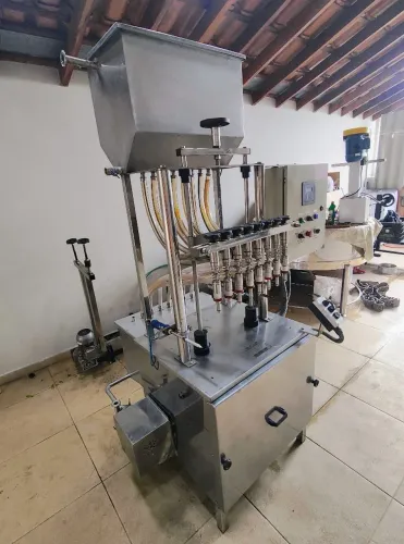 Enchedora Envasadora automática 8 bicos Cafran ( bebidas , cachaça , licor , sucos ,etc.)