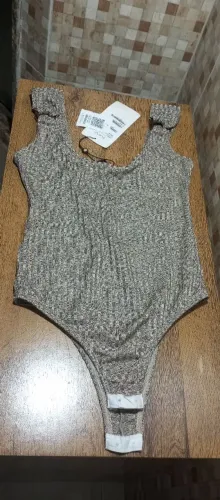 Body canelado com detalhe no ombro