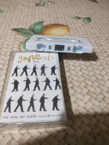 Fita K7 Genesis Live - The Way We Walk volume one