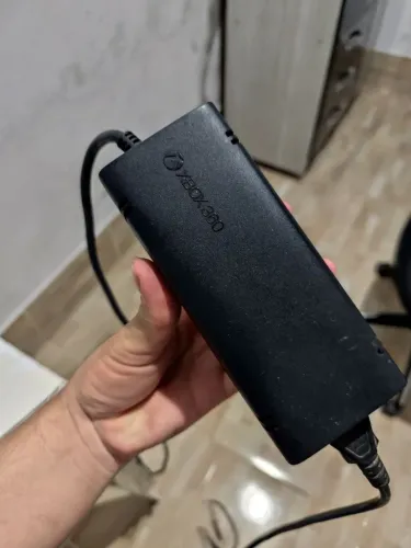 Fonte Original Bivolt de 1 pino para XBOX 360