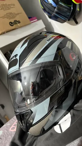 Capacete bieffe B-40 cinza luar com óculos interno