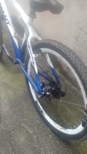 Bicicleta mashini alto.