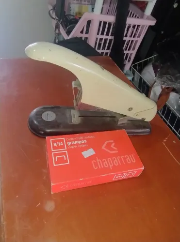 Grampeador antigo peça de colecionador