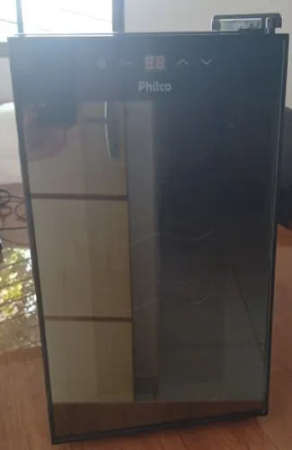 Adega climatizada Philco oito garrafas.