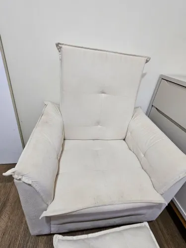 Poltrona de Amamentação e Puff Ariel Suede Bege Pés Palito - NewBelle Decor