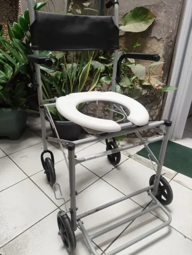 cadeira de rodas para higiene semi nova