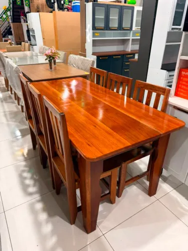 Mesa de madeira com 6 cadeiras R$2.100,00