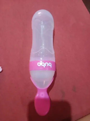 Colher dousadora e chupeta de frutas os dois são novos .