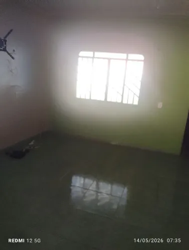 aluga se uma suite grande obs tem garagem cozinha fora mobiliado com fogão geladeira loças