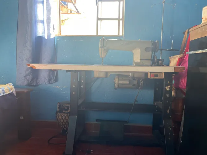 Máquina de costura com motor pedal e mesa
