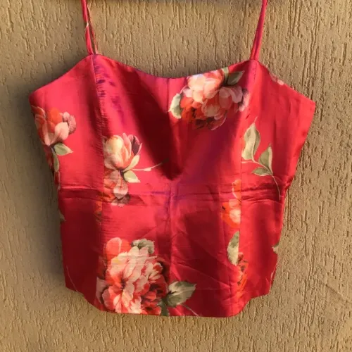 Blusa Com Estampa De Flores De Alcinha Da Marca Novad