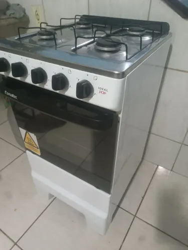 Fogão 4 bocas e forno funcionado, em estado de novo.