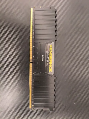 Memoria RAM DDR4 16 GB.