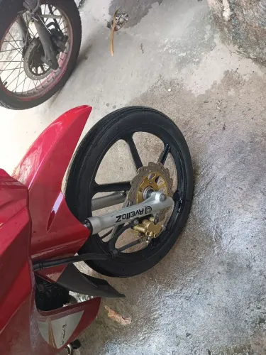 Moto único dono conservada 7000 km rodando moto só ia pro trabalho e voltava toda boa