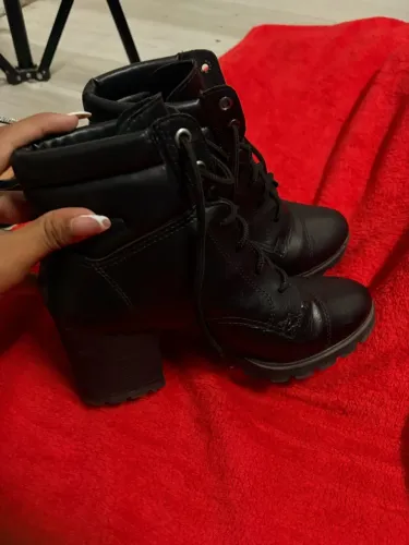 Estou vendendo essa bota preta linda 