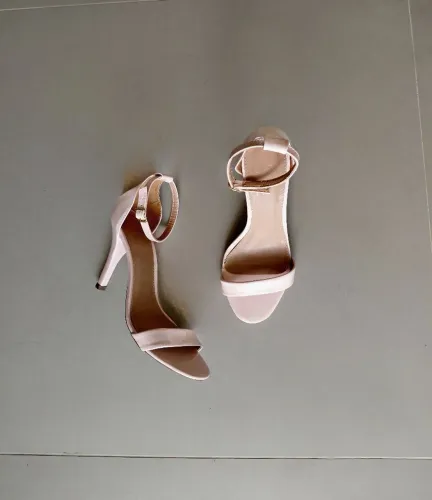 Sandália nude verniz, salto fino.
