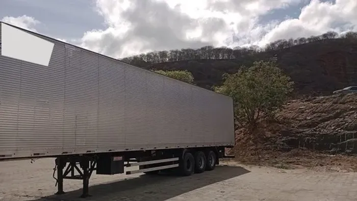 Carreta baú São Pedro ano 2019 sem pneus