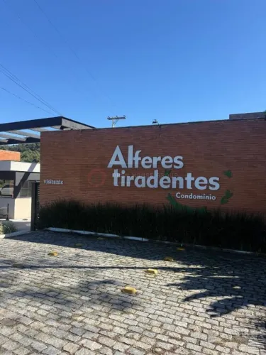 Casa Triplex no Condomínio Alferes Tiradentes | 3 quartos(1 suíte), quintal e vaga na gara