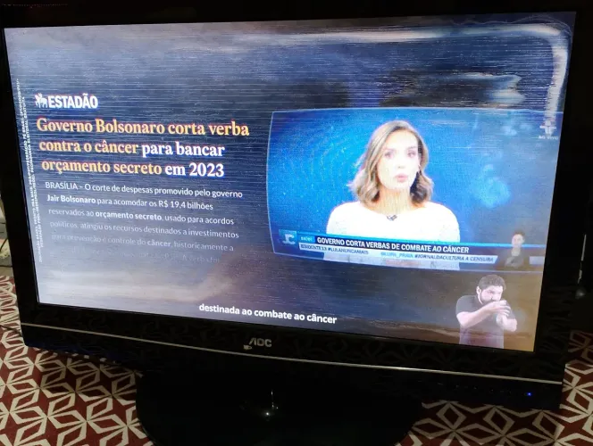 TV AOC 32" n smart display ENRRUGADO p/ peças LEIAM !