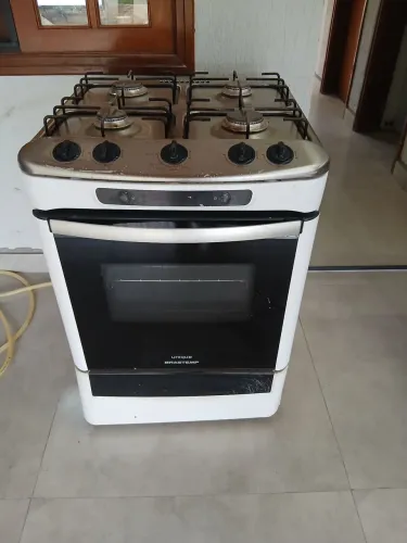 Vendo fogão 4 bocas com acendimento elétrico por 290 reais