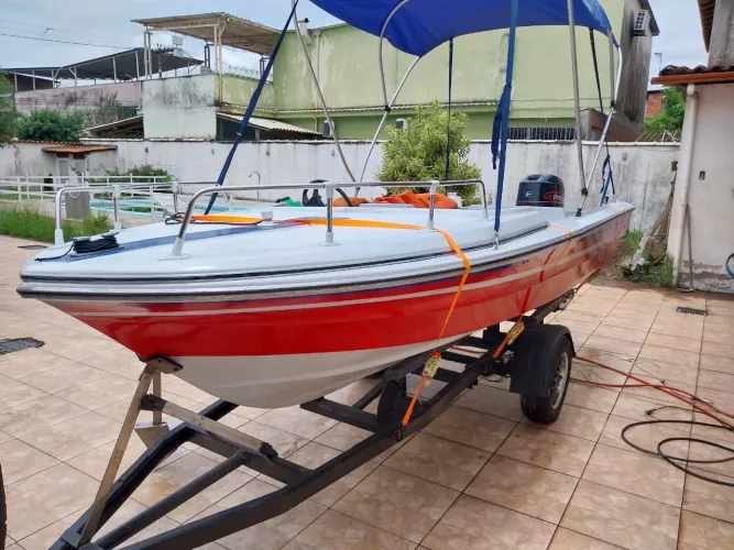 Lancha Veloz com Motor e Carreta - Completa e Pronta para Navegar
