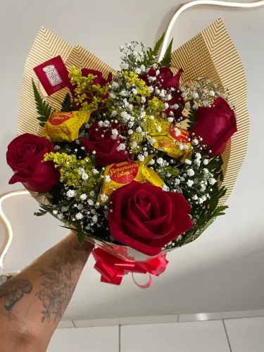 Buquê de rosas com serenata de amor