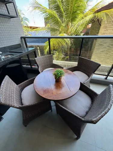 Conjunto de mesa e 4 cadeiras