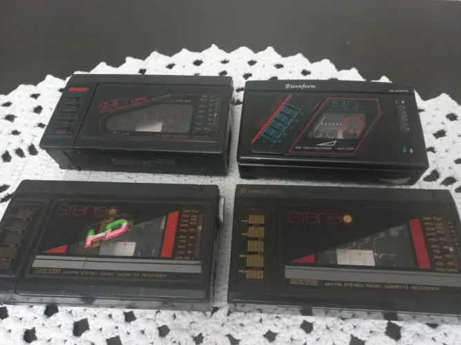 4 radios cassete BROKSONIC antigo para arrumar ou aproveitar peças 