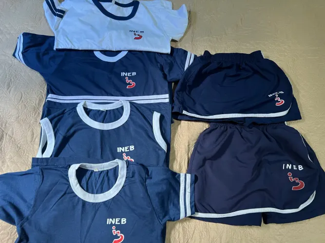 Uniformes INEB Gama. 02 shorts saia e 4 camisas semi novas ! 6/8 anos