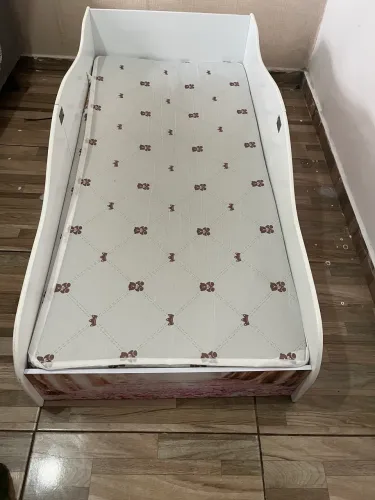 Vende- cama infantil  acompanha o coxão 
