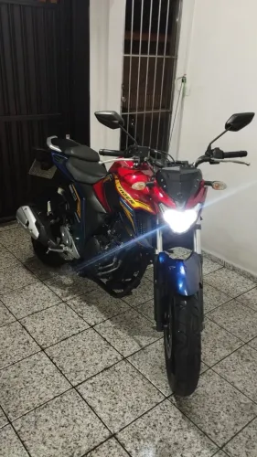 Yamaha Fazer 250 vermelha ano 2019 versão Marvel 