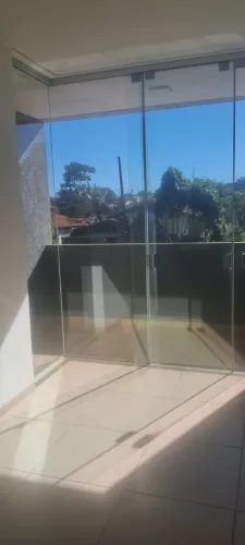 Porta de vidro temperado tipo mão amiga pé direito alto Fechamento em L