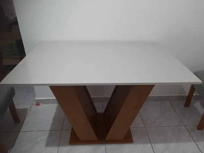 Mesa - (Somente a mesa, sem as cadeiras)