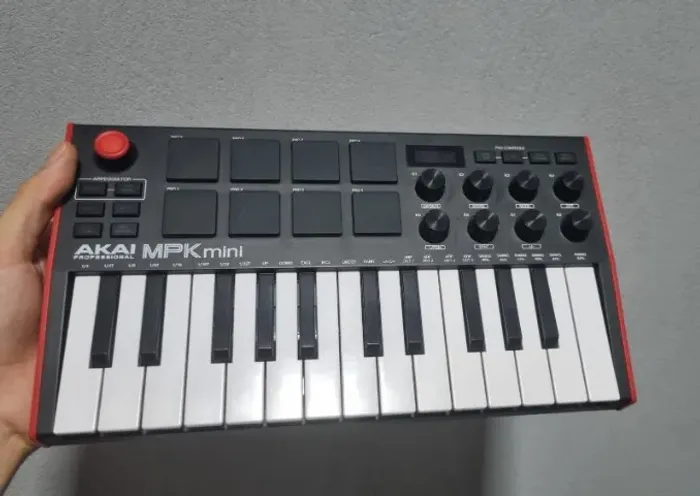 Teclado AKAI MPK mini