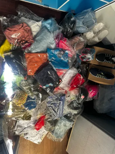 Vendo Lote 90 peças de roupas de verão com etiqueta