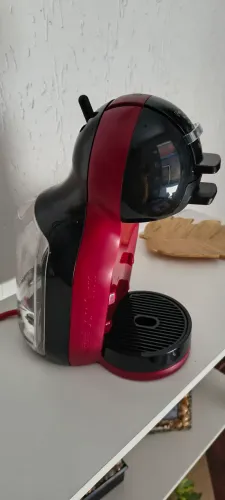 Cafeteira Dulce Gusto Mini Me Preta e Vermelha