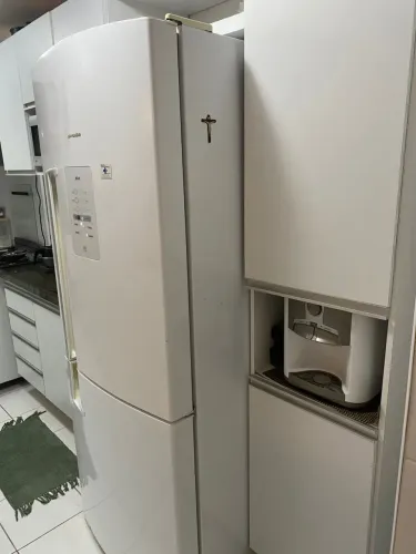 Alugo quarto mobiliado para meninas