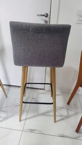 Duas banquetas (loja Mobly) cinza com pernas em madeira.