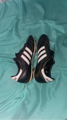 Chuteira original adida 