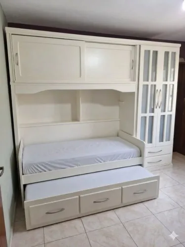 Guarda roupa de solteiro branco completo, retira e montagem por conta do comprador.