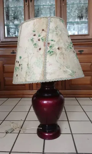 Linda luminária que completa sua ornamentação 