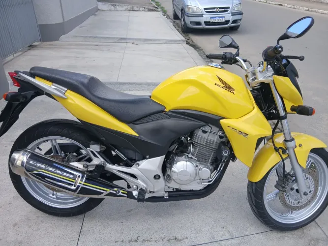 Cb 300r Amarelo. Acima da média.
