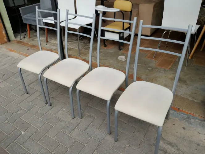 Mesa + 4 cadeiras por R$350