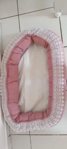 Ninho Redutor de Berço - Cor Rosa com Renda (Excelente Estado)<br>