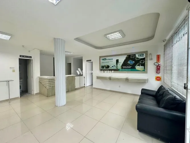 Espaço comercial com 9 salas, 4 banheiros, amplo terraço e 12 vagas garagem no Jardim Atlâ