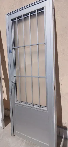 Porta Social de Abrir com Postigo e Lambri Horizontal Grade Classic - Sasazaki