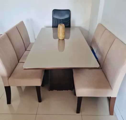 Mesa com tampo de vidro - fumê - 6 cadeiras estofadas.