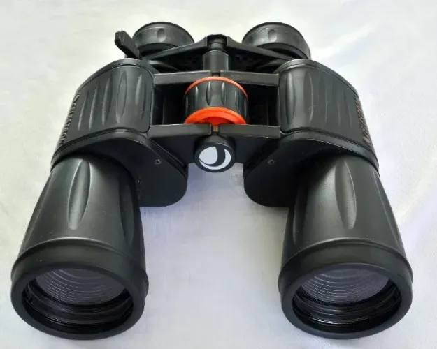 Binóculo Celestron UpClose 10-30x50 Zoom - Alta Performance e Nitidez
