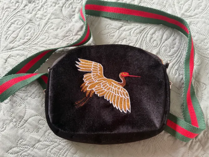 Bolsinha de veludo bordada 